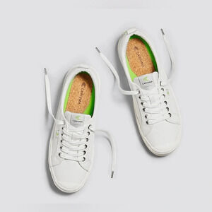 Cariuma white canvas unisex